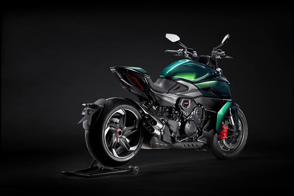 Ducati e Bentley: due serie davvero speciali per la Diavel V4